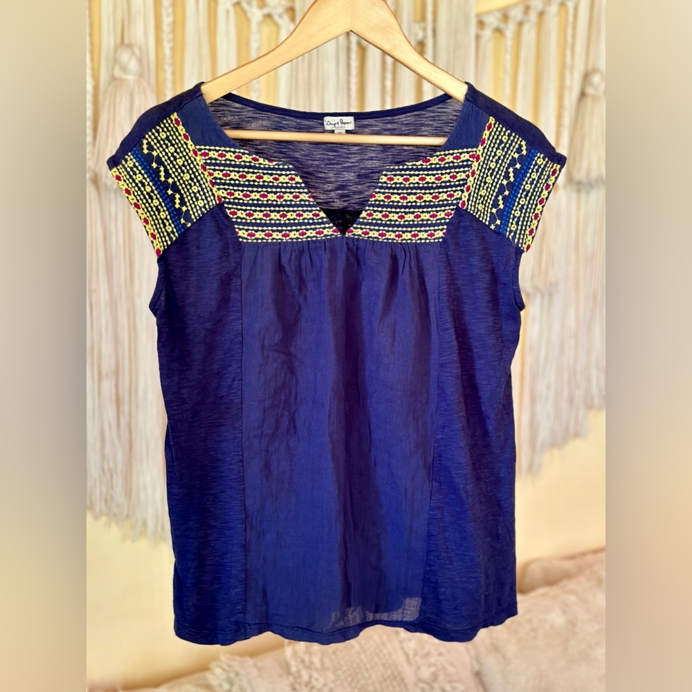 Chip & Pepper-Women’s Capped Sleeve Top w/ Yellow Embroidery. Size X-Small 🌞